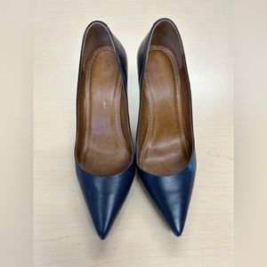 Beautiful navy blue Intervalle shoes.